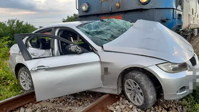 Mașină lovită în plin de un tren în Ialomița. Două persoane au ajuns la spital