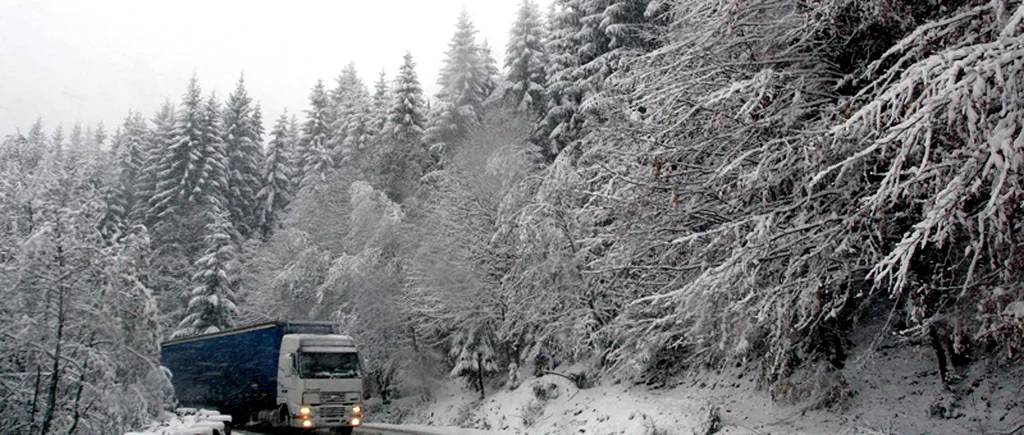 Trafic îngreunat pe Valea Oltului din cauza unor căderi de zăpadă de pe versanți