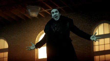 Nicolas Cage joacă rolul unui DRACULA plin de furie în noul trailer al lungmetrajului „Renfield”