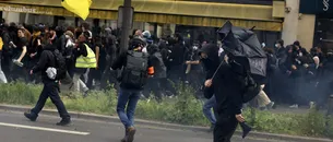 <span style='background-color: #2c4082; color: #fff; ' class='highlight text-uppercase'>VIDEO</span> VIOLENȚE în Franța, la manifestațiile de 1 Mai /Agenți ai forțelor de ordine au fost răniți, zeci de manifestanți au fost reținuți
