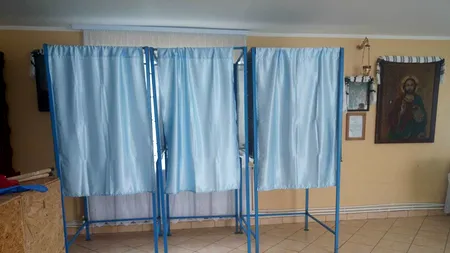 Alegătorii din două sate sucevene, așteptați la urne amenajate în săli în care se țin praznice 