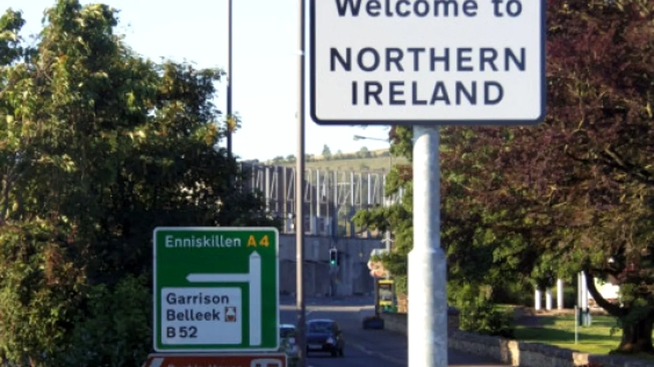 A doua seară de VIOLENȚE în Irlanda de Nord, după o tentativă de viol comisă de doi adolescenți români
