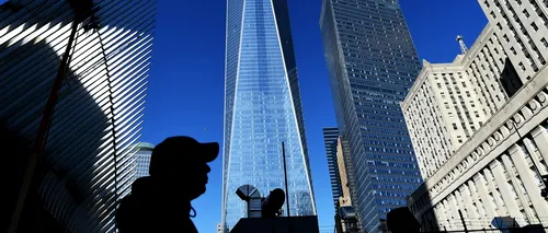 Doi muncitori, suspendați pe o platformă mobilă, în exteriorul Turnului 1WTC din New York