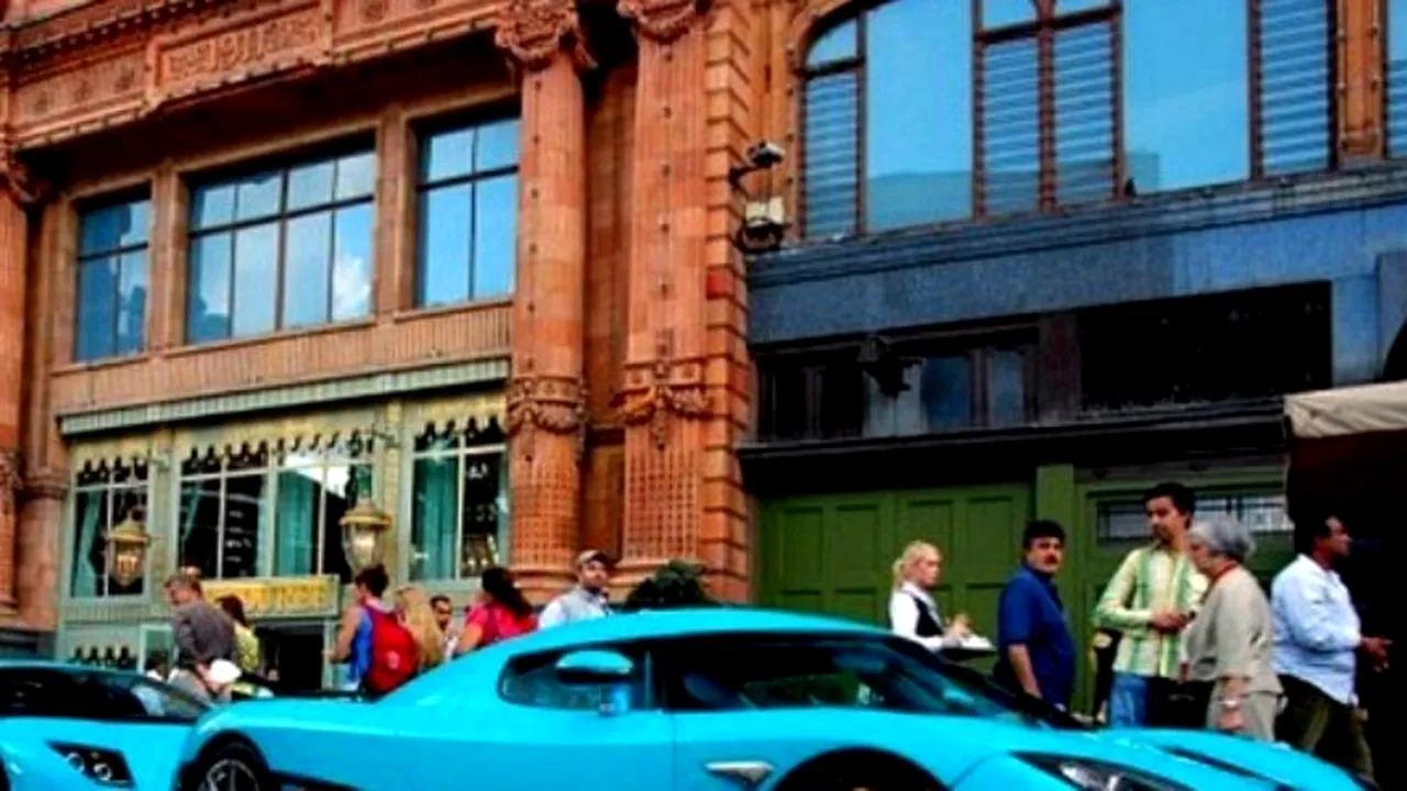 Două mașini de lux ale familiei regale din Qatar cu roțile blocate