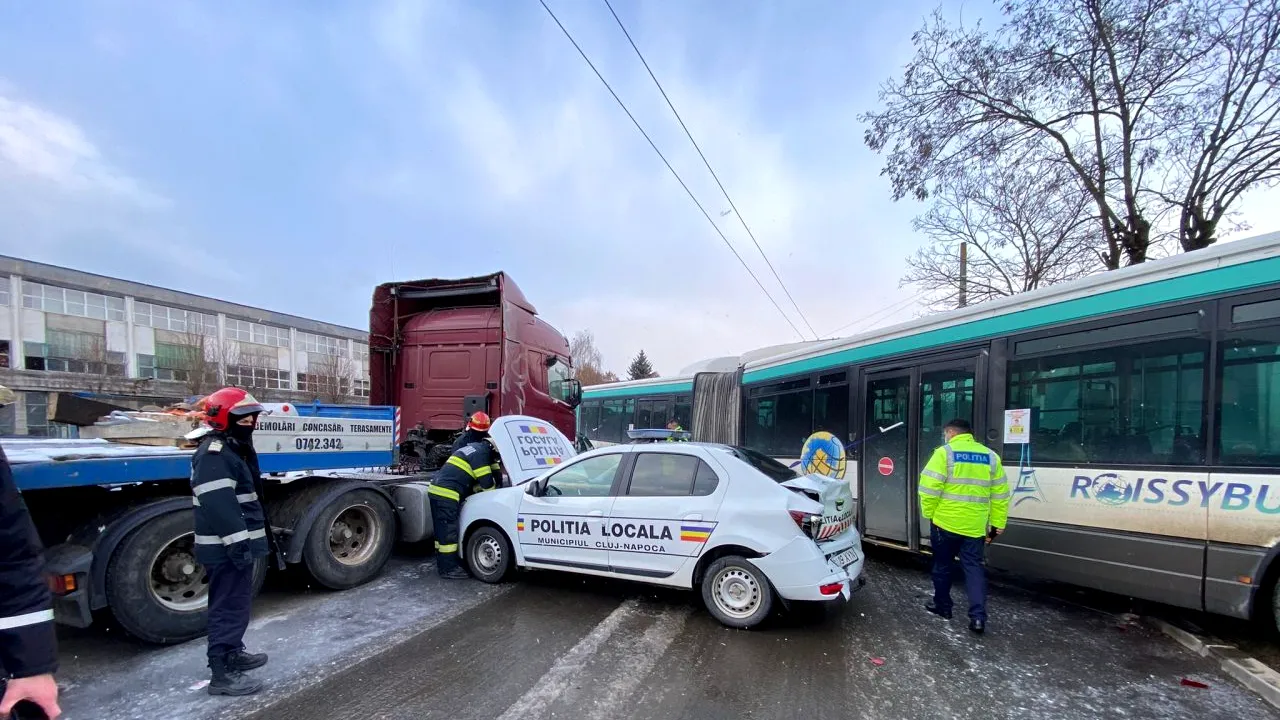 FOTO | Accident pe un bulevard din Cluj-Napoca. O mașină a Poliției Locale s-a ciocnit cu un autobuz și un cap tractor