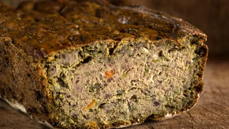 Cum să faci un drob de pui, perfect, care nu sesfărâmă, pentru masa de Paște. REȚETA pas cu pas