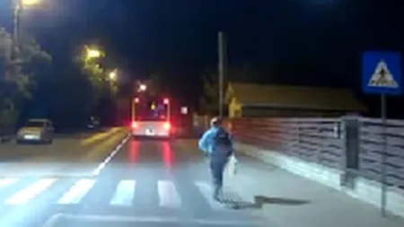 Moment VIRAL la Iași. Un bărbat a fugit pe carosabil, cu o coloană de mașini în spate, ca să prindă autobuzul: „Așteptam să văd deznodământul”