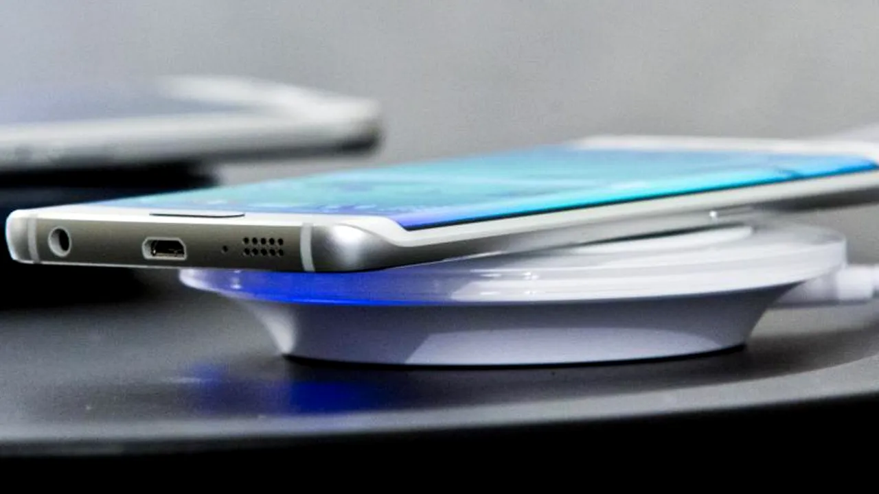 Samsung explică motivul pentru care a lansat smartphone-uri cu ecran curbat
