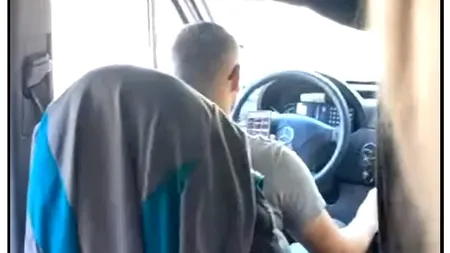 VIDEO | Șofer de microbuz cu călători, surprins butonând telefonul în timp ce conduce. REACȚIA IPJ Prahova