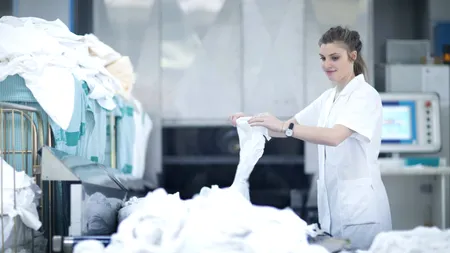 Cum îți usuci rufele în doar 15 minute, fără USCĂTOR. Trucul e util în special iarna