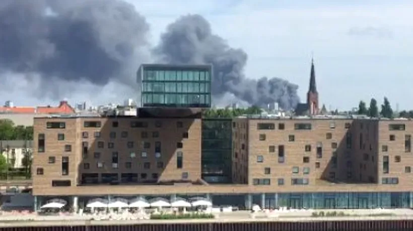 Incendiu de amploare la un centru comercial din Berlin. Norul de fum, vizibil de la kilometri