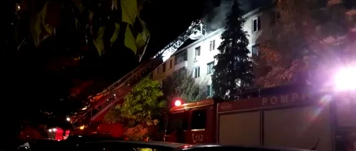 Incendiu într-un bloc de locuințe din Pitești. Zeci de locatari au fost evacuați | FOTO, VIDEO