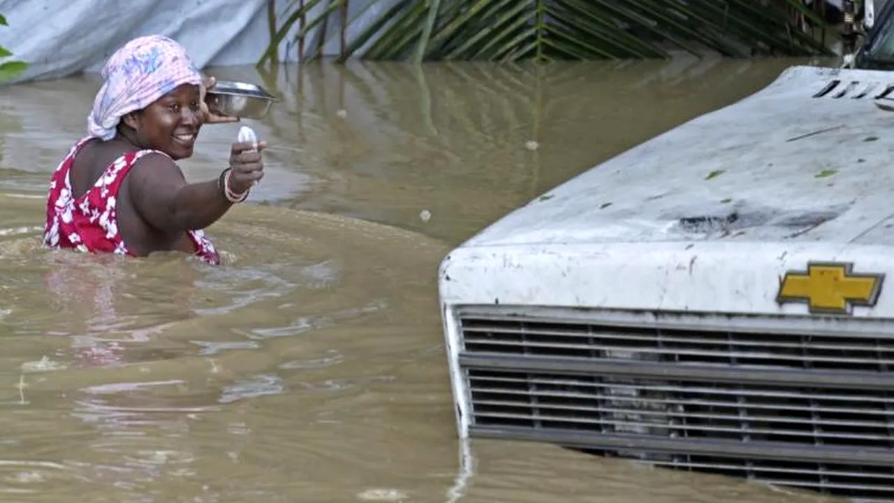 Uraganul Sandy a devenit furtună tropicală