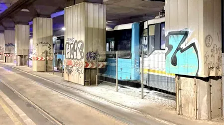 Accident în Pasajul Victoriei. Un tramvai și un autobuz ale STB s-au ciocnit în plin. 4 persoane au ajuns la spital