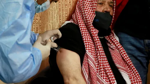 Reuters: Migranții „invizibili”, în pericol să rămână ultimii care primesc vaccinul împotriva COVID-19