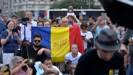 Cu pianul la PROTEST. Manifestanții au aniversat Mitingul Diasporei din 10 august