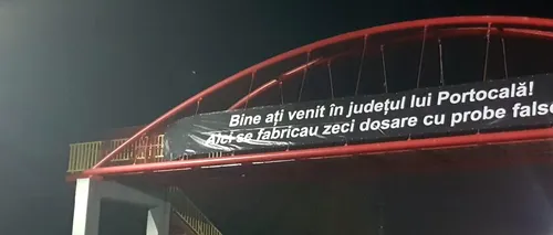 Bine ați venit în județul lui PORTOCALĂ! Banner imens, amplasat pe o pasarelă pe DN1
