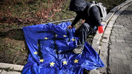 Un protestatar AUR a desenat o svastică pe steagul UE. Parchetul General a fost sesizat de un deputat