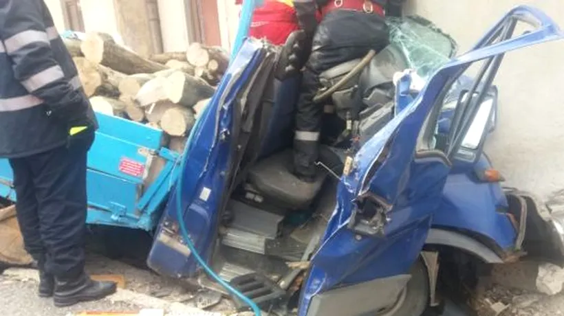 Accident DN1 camioneta lemne lovește casă Apoldu de Sus Sibiu