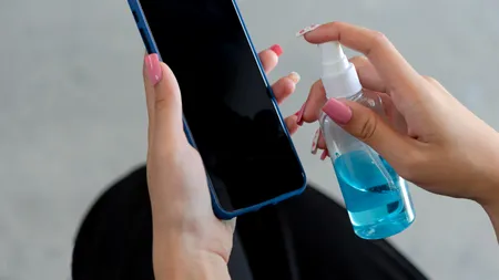 Cercetătorii americani: Telefoanele mobile conțin de 18 ori mai mulți MICROBI decât vasul de toaletă. Avertismentul specialiștilor