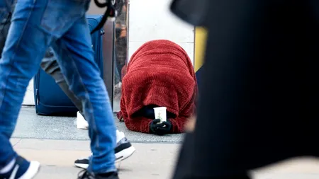 Polițiștii olandezi îndeamnă populația să nu le mai dea BANI cerșetorilor români: „Oamenii întrețin o întreagă rețea de grupuri organizate”