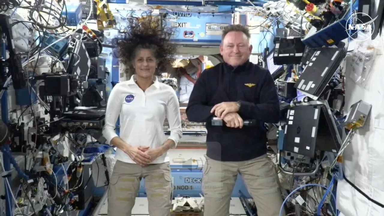 Cei doi astronauți americani, afectați RADICAL de cele 9 luni petrecute în spațiu. Sunt vizibil îmbătrâniți și slăbiți