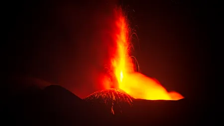 Vulcanul Etna a ERUPT din nou. Zborurile de pe aeroportul din Catania au fost anulate