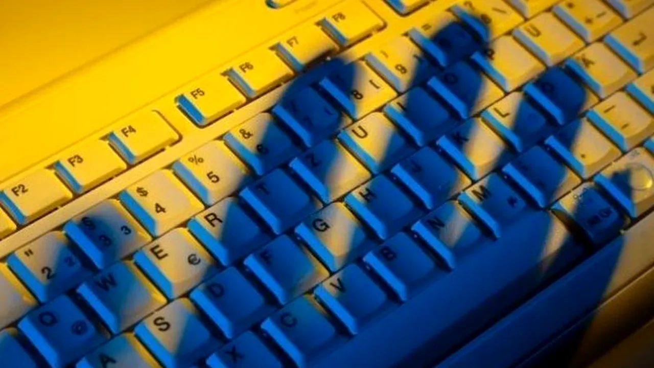 O grupare de infractori cibernetici, cercetată în 15 state, a fost destructurată în România