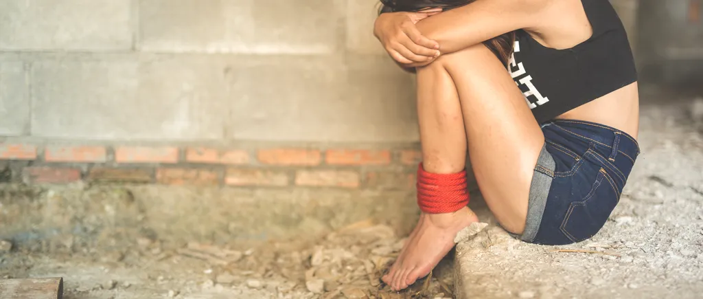 Fată de 15 de ani, obligată să se prostitueze în Gorj de două persoane