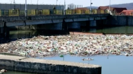 Cum s-a înecat hidrocentrala de pe Jiu în PET-urile românilor nesimțiți
