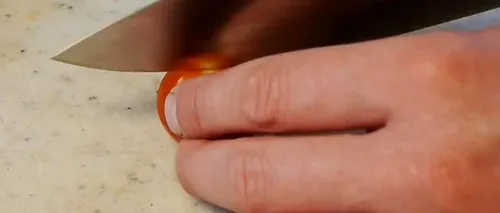 VIDEO. Cum să tai zece roșii cherry dintr-o lovitură