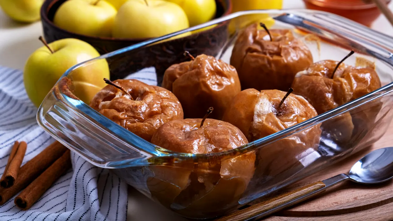 Rețetă de mere coapte cu scorțișoară și nucă. Cum să pregătești un desert perfect pentru zilele de iarnă