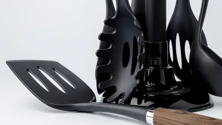 De ce să nu folosești niciodată ustensile din plastic negru în bucătărie. Pericolul ascuns pentru sănătate