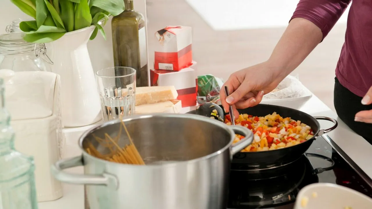 Cele mai periculoase USTENSILE din bucătăria ta. Îți pot afecta starea de sănătate și pot declanșa dezechilibre hormonale majore