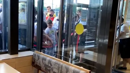 A fost deschisă prima copie rusească a McDonald's. Panglică tăiată şi aplauze la Moscova