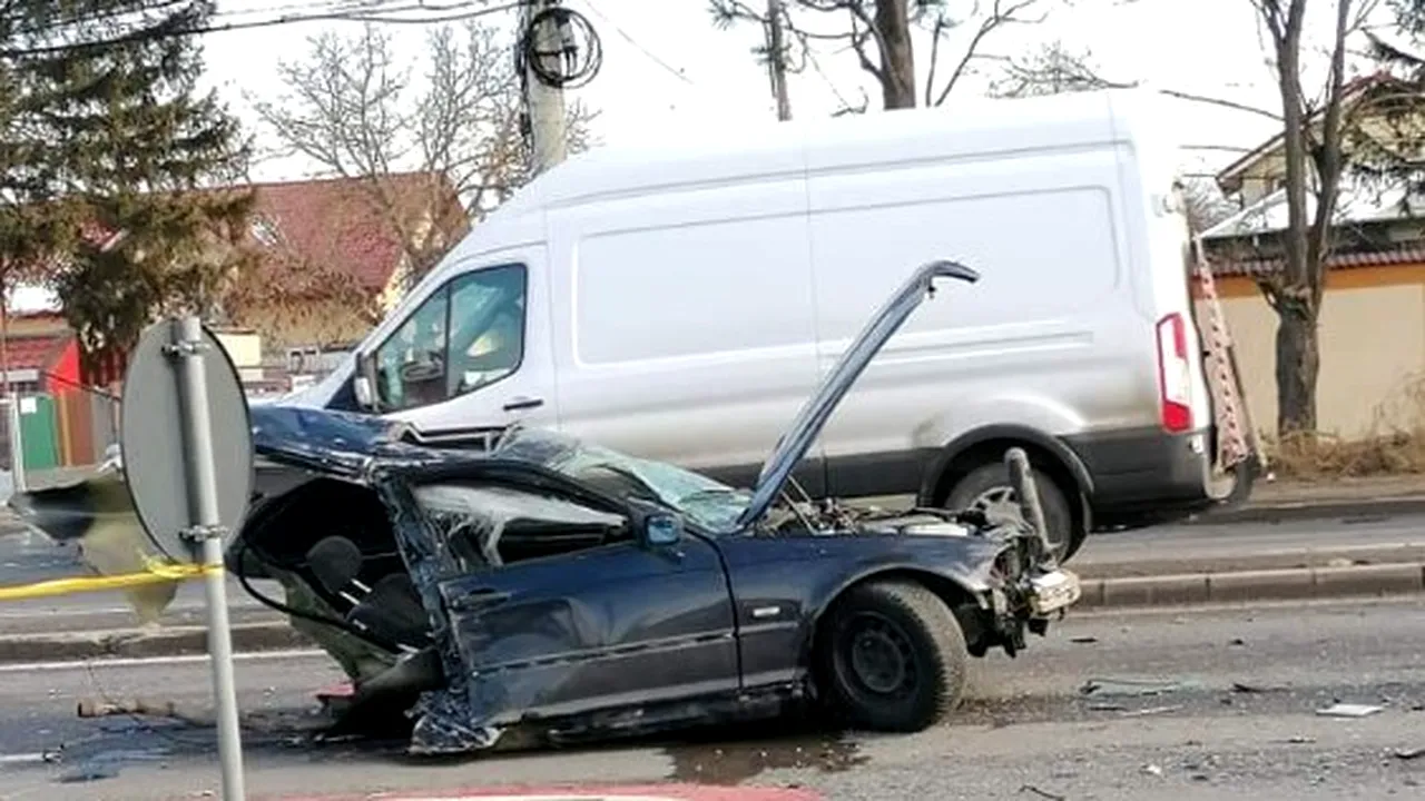 Accident grav pe DN1, la Balotești. Un BMW s-a rupt în două, după impactul cu o mașină de teren