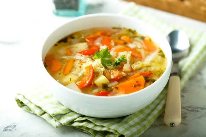 Rețetă de ciorbă de varză, preparatul tradițional care te poate ajuta să slăbești. Conține ingrediente naturale care oferă beneficii sănătății