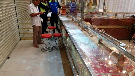 Șocul vieții lor pentru niște hoți care au vrut să spargă o vitrină plină de bijuterii. Galerie FOTO și VIDEO 