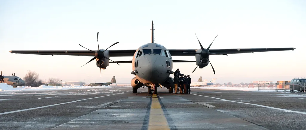 Trei bolnavi Covid-19 în stare gravă, transportaţi cu o aeronavă militară de la Bucureşti la Târgu Mureş