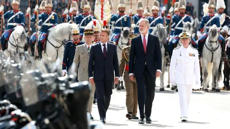 Regii Spaniei l-au primit cu onoruri pe Macron la Madrid. Președintele Franței își începe oficial „turneul de adio” pe scena internațională