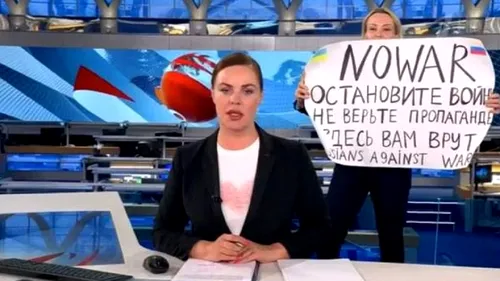 VIDEO | Protest în direct, la un post TV din Rusia. Ce a pățit o angajată, care a afișat mesaje anti-război în timpul unui jurnal de știri