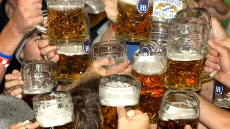 Doi români din cinci beau bere în concediu