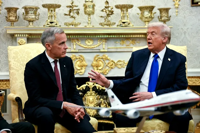 Premierul canadian Mark Carney, aflat în vizită la Casa Albă pe 7 octombrie 2025, discută cu Donald Trump despre comerțul dintre Canada și SUAA. Pe 23 octombrie 2025, președintele american a încetat discuțiile comerciale cu Canada 