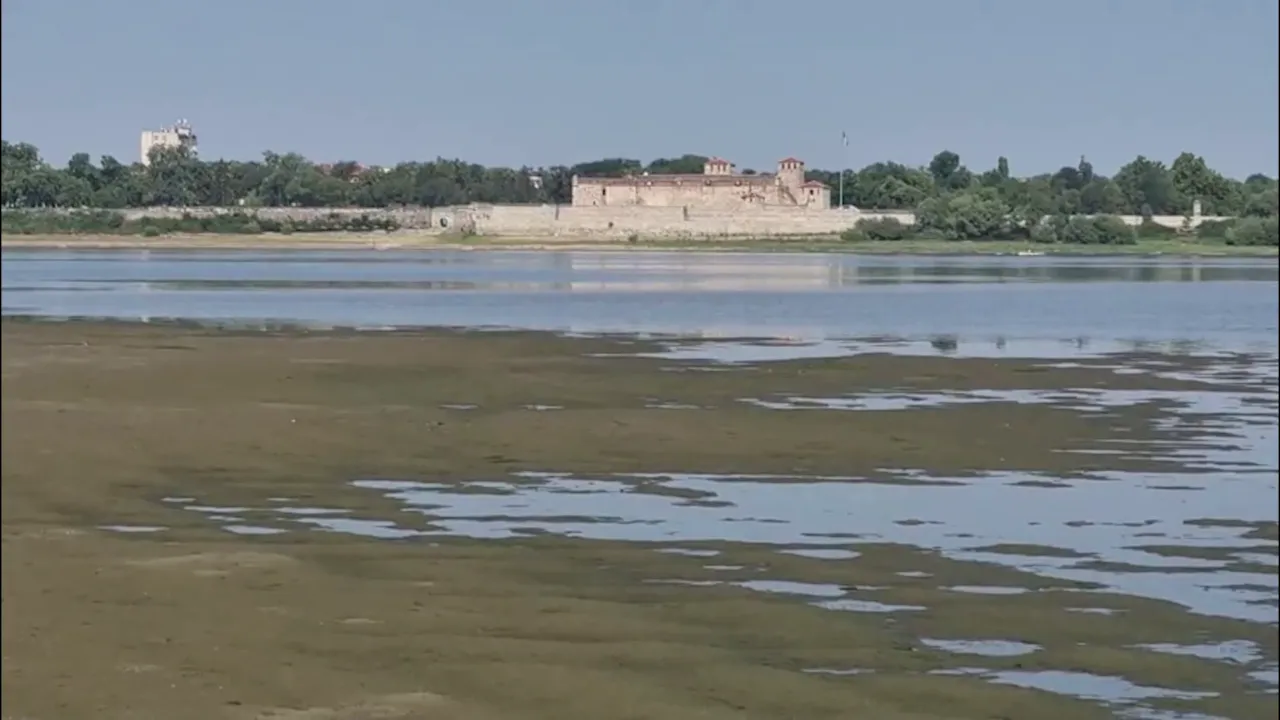 Dunărea ar putea scădea din nou. Autoritățile pregătesc un plan pentru asigurarea apei necesare centralei de la Cernavodă