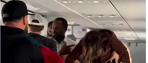 VIDEO | Scene bizare într-un avion din <i class='ep-highlight'>SUA</i>. O femeie a început să urle din senin și să se urce peste scaunele pasagerilor: „E posedată”