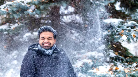 Reacția unui NEPALEZ, livrator în București, când a văzut pentru prima dată zăpada. Mulți se confruntă cu dificultăți din cauza ninsorii abundente