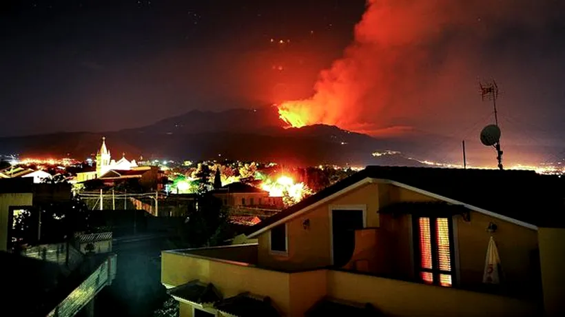 Vulcanul Etna erupe din nou. Două aeroporturi au fost închise