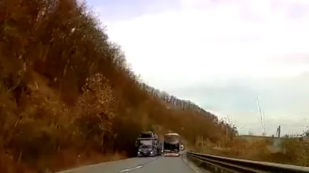 La un pas de tragedie pe DN7: Șoferul unui autocar aflat în depășire neregulamentară, „salvat