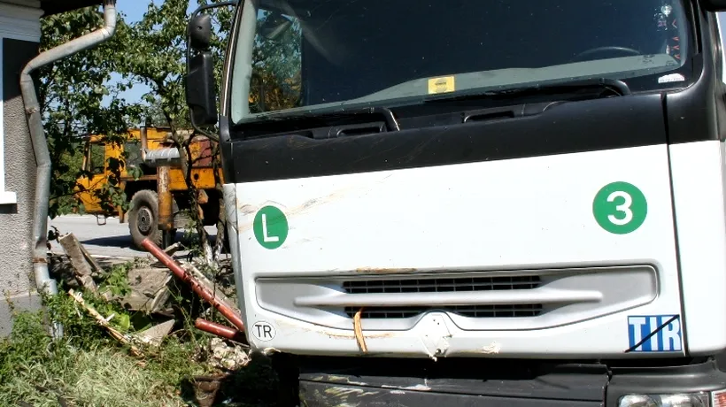 Casă avariată după ce a fost lovită de un tir, pe o stradă din Cluj