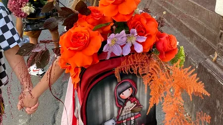 „Manifest pentru normalitate” lansat de master floristul Nicu Bocancea: Groapă în asfalt acoperită cu flori, poarta cărților din flori și construcție florală din mucuri de țigară